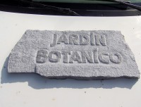 Placa tallada en relieve exterior para jardin botanico